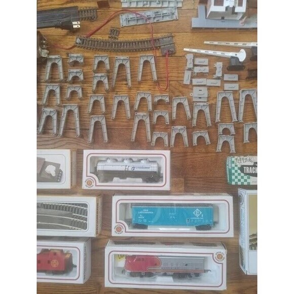 Vintage HO Scale Bachmann Train Set Lot Cars, Track, Transformer & More - Picture 7 of 8